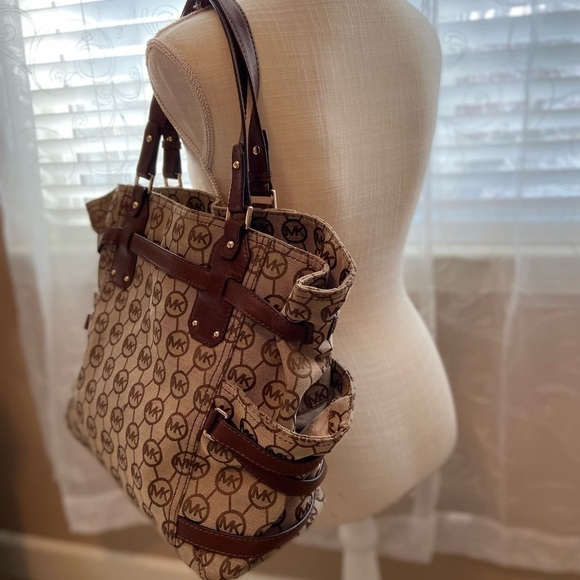 Michael Kors Gansevoort Monogram Canvas Large Tote - Picture 4 of 14